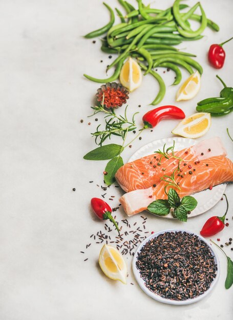 Filetes de salmón crudo con verduras y arroz