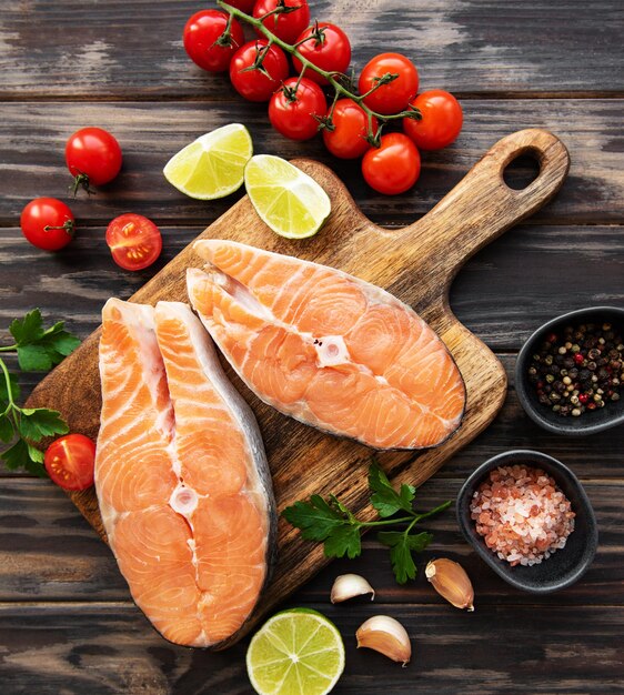 Filetes de salmón crudo