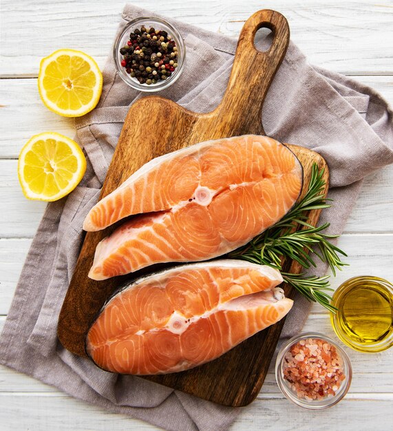 Foto filetes de salmón crudo