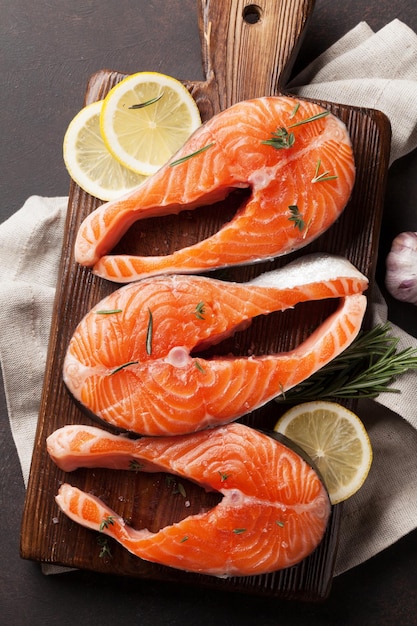 Filetes de salmón crudo