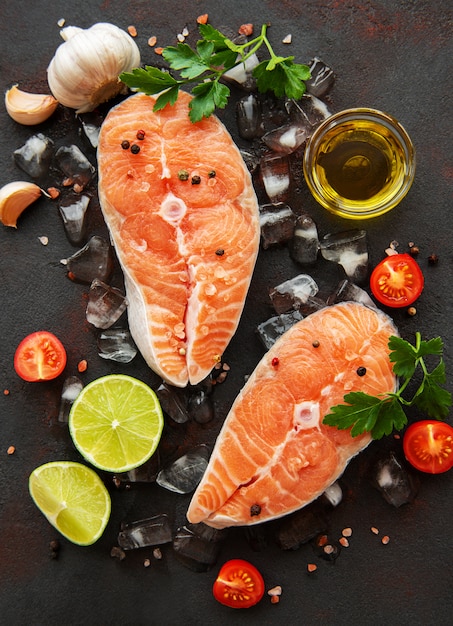 Filetes de salmón crudo