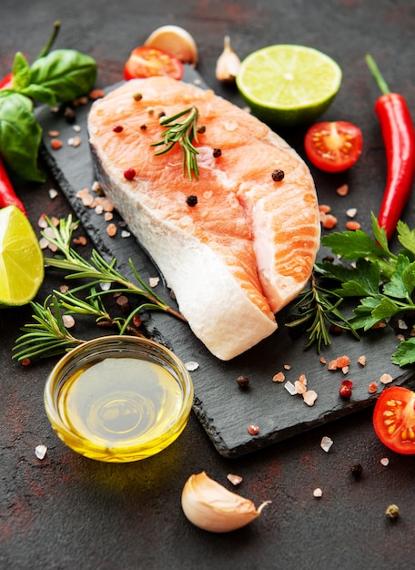 Filetes de salmón crudo