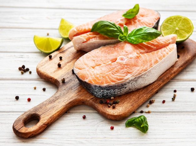 Filetes de salmón crudo