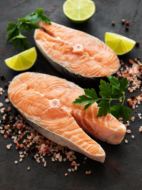 Filetes de salmón crudo