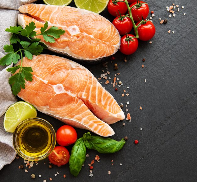 Filetes de salmón crudo