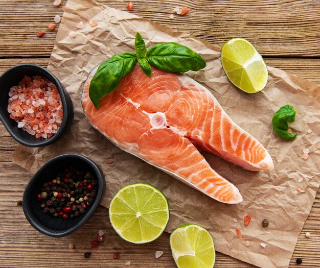 Filetes de salmón crudo