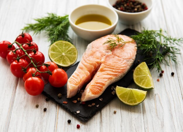 Filetes de salmón crudo