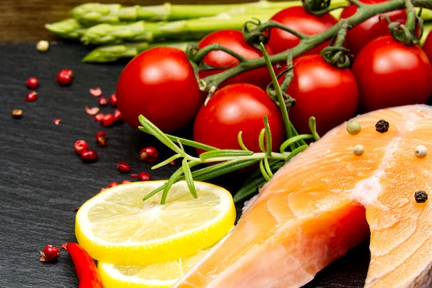 Filetes de salmón fresco con hierbas aromáticas, especias, pimienta y limón.