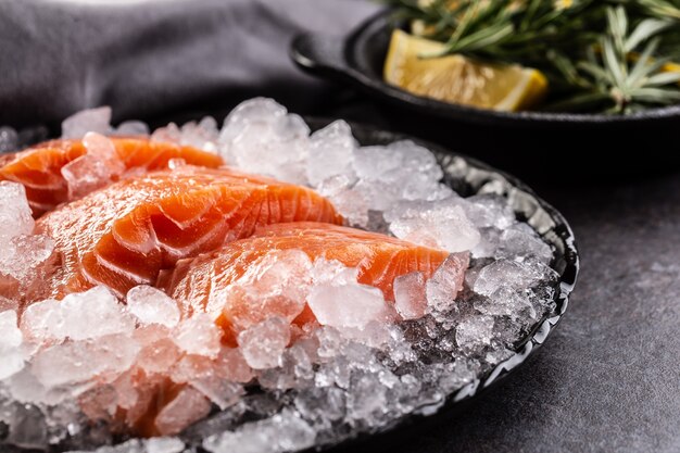 Filetes de salmón fresco refrigerados en hielo.