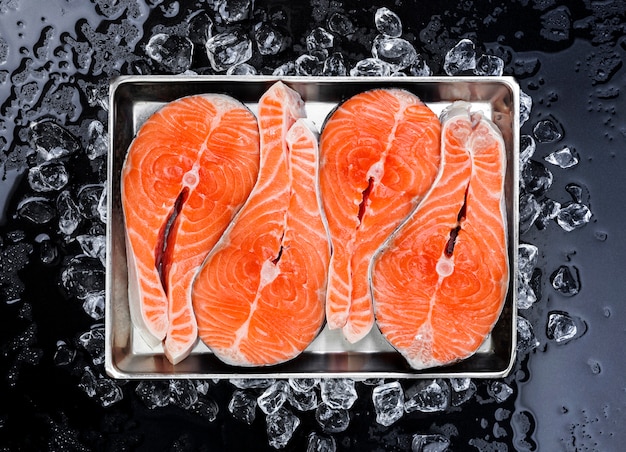 Filetes de salmón en hielo