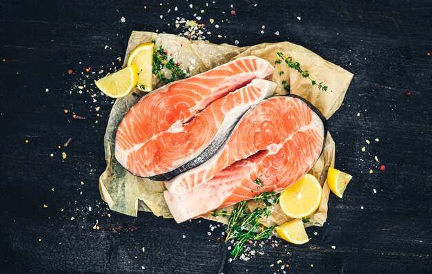 Filetes de salmón en negro, vista superior, foto filtrada en estilo vintage