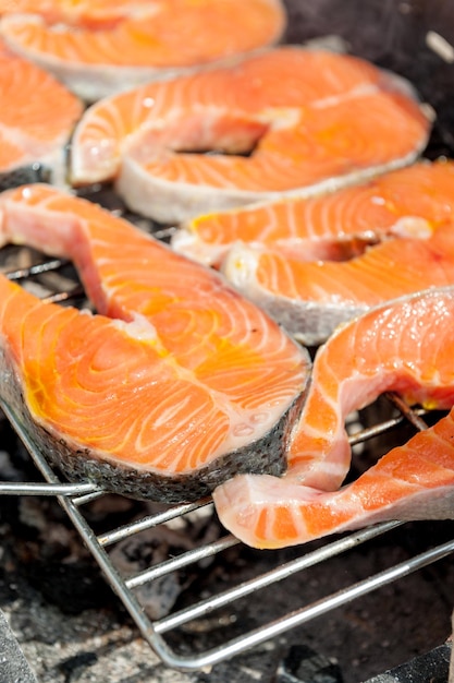 Filetes de salmón a la parrilla en la barbacoa