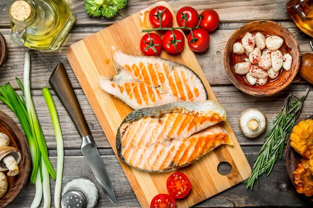 Filetes de salmón a la parrilla con diversas verduras y especias