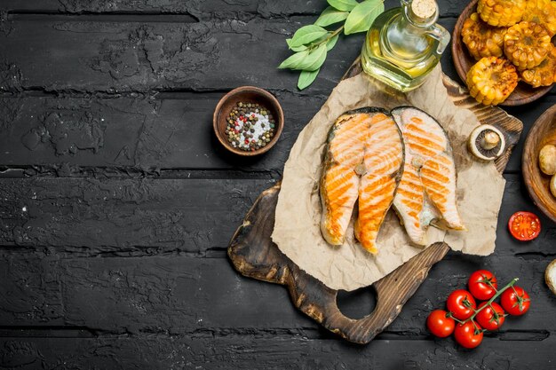 Filetes de salmón a la parrilla con verduras y especias