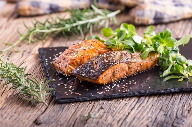 Filetes de salmón a la plancha con hierbas sobre tablero de pizarra