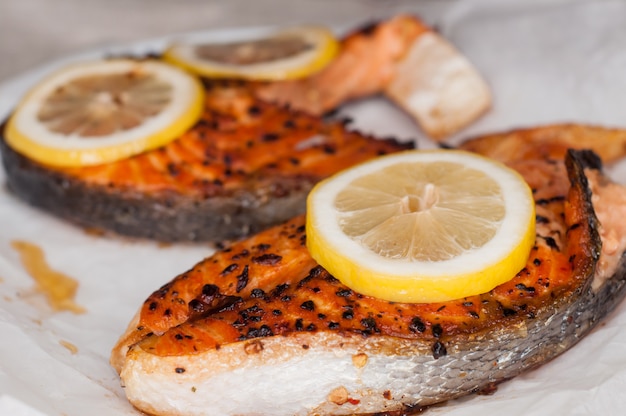 Filetes de salmón a la plancha con limón