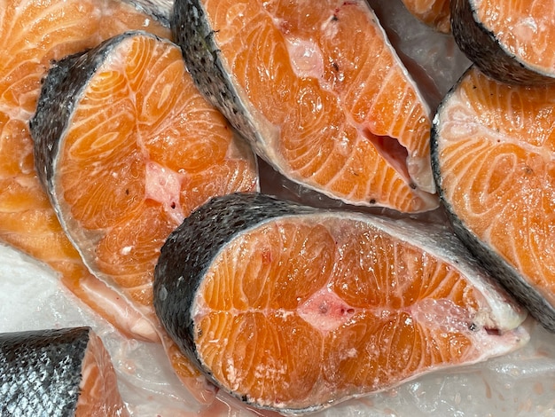 Filetes de salmón refrigerados sobre un fondo de primer plano de escaparate