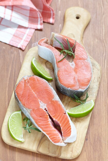 Filetes de salmón rojo crudo