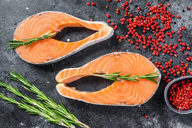 Filetes de salmón con romero y pimienta rosa