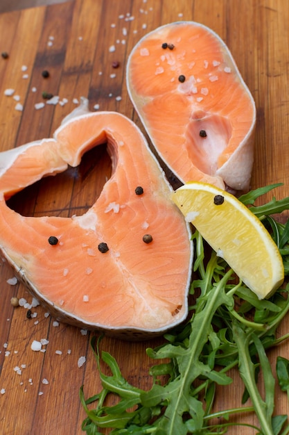 Filetes de salmón con sal limón y pimienta