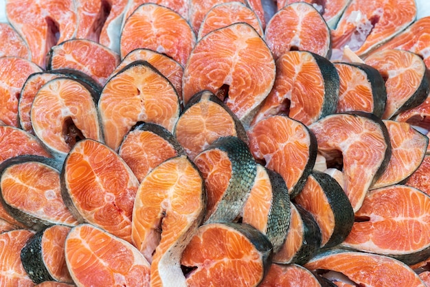 Filetes de salmón. Venta de mariscos en la tienda.