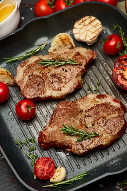 Foto filetes de ternera asada a la plancha en sartén