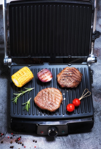 Filetes de ternera asados y verduras a la parrilla en parrilla eléctrica