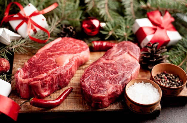 Filetes de ternera chuletón crudos para cocinar la cena de Navidad