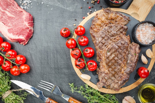 Filetes de ternera chuletón crudos y a la parrilla con hierbas y especias para cocinar