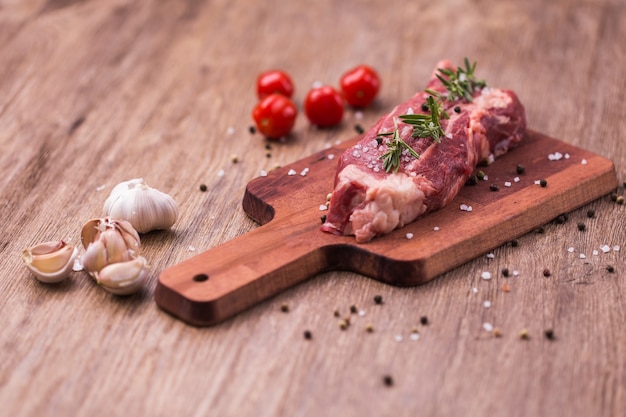 Filetes de ternera cruda con hierbas y especias