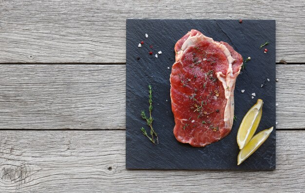 Filetes de ternera cruda en mesa de madera