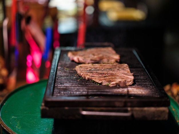 Filetes de ternera fresca cocinando a la parrilla