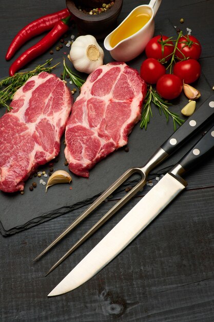 Filetes de ternera o cerdo crudos frescos en la tabla de servir de corte de piedra