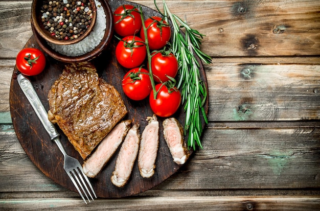 Filetes de ternera a la parrilla con especias y romero