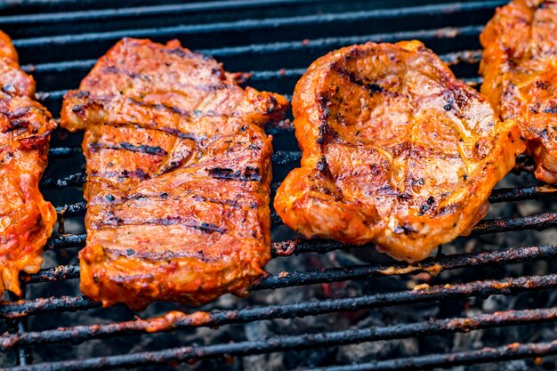 Filetes de ternera a la parrilla con llamas.