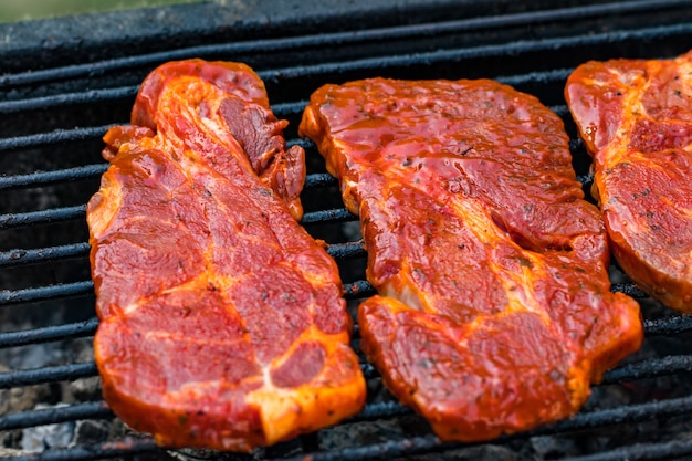 Filetes de ternera a la parrilla con llamas.