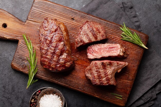 Filetes de ternera a la parrilla en tabla de cortar