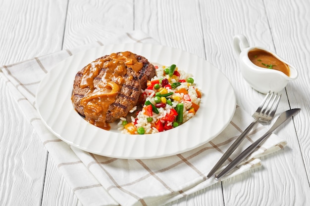 Filetes de ternera picados con salsa de cebolla y arroz