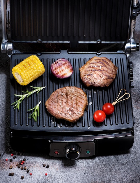 Filetes de ternera y verduras a la parrilla eléctrica