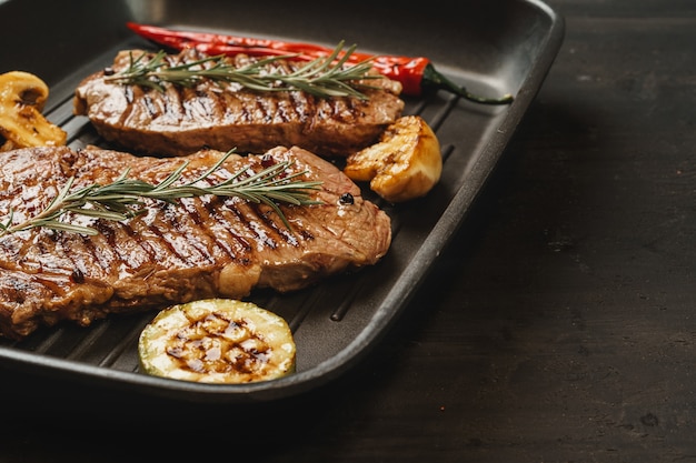 Filetes de ternera con verduras a la parrilla, vista superior