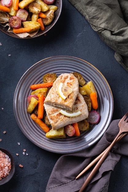 Filetes veganos de pescado sin pescado a base de plantas con verduras asadas