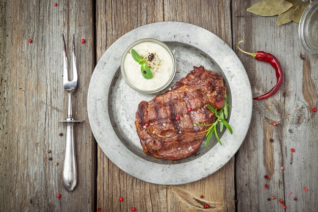 Filetsteak auf Teller mit Sauce