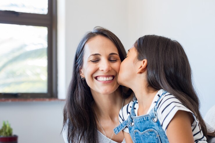 Filha adorável, beijando a mãe