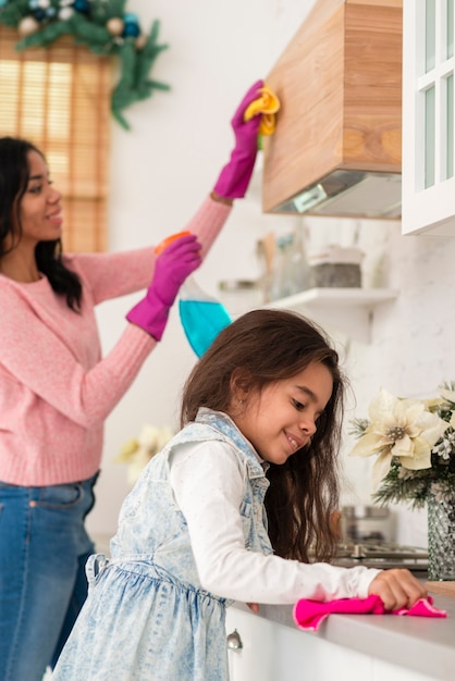 Filha, ajudando a mãe a limpar