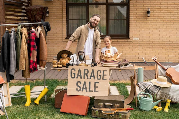 Filha ajudando pai na venda de garagem