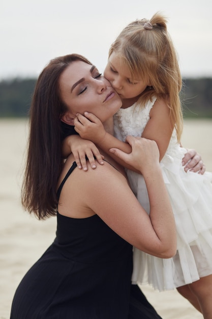 Filha beija a mãe na natureza