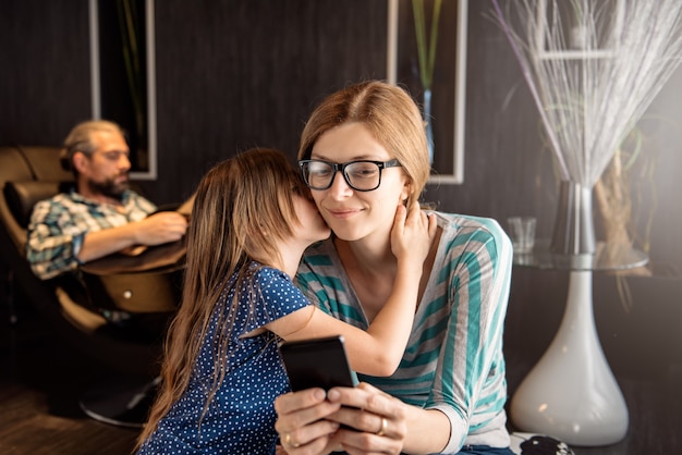 Filha beijando sua mãe