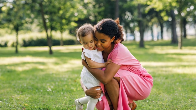 Filha bonita com mãe e filha no parque.