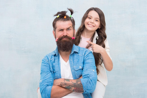 Filha brincando com o cabelo Quarentena com crianças Família feliz Idéias para entreter as crianças durante a quarentena Infância feliz Educação filha feliz Conceito de lazer em família Penteado pai menina