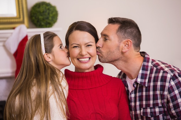 Filha com seu pai beijando sua mãe